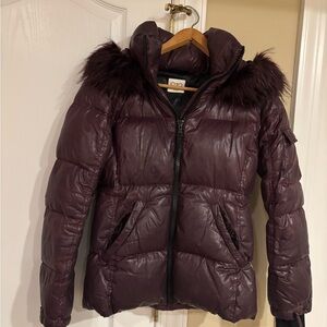 Elegant Plum Puffer Jacket with Faux Fur